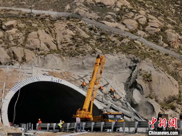 圖為9月8日，施工人員正在進行收尾工程施工。施工方供圖