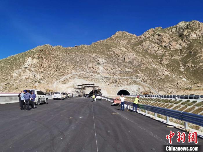 圖為9月8日，拉日公路拉薩段已初步具備通車條件。施工方供圖